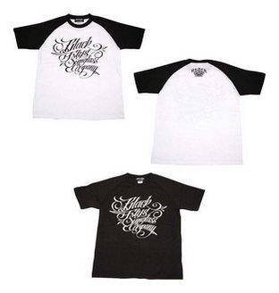 BF200-24M：BLACK FLYS SCRIPT FLY RAGLAN S/S TEE