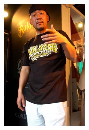 BL01-3001：BALANCE CAN BG SCRIPT TEE (アウトレット商品)