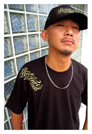 BL01-3003：BALANCE TOON-1 SCRIPT TEE (SALE商品)