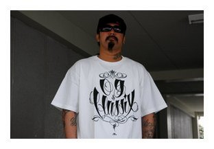 OG147：OG CLASSIX KEN THE SCRIPT PINSTRIPE TEE